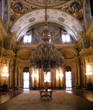 Ceremonial_hall_Dolmabahce_March_2008_pano2b